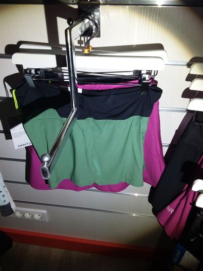 4 shorts taillé M
1 jupe short taille M