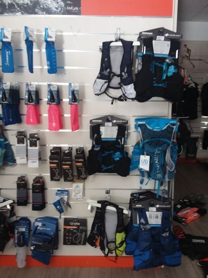 ensemble de gilets, gourdes pour randonnée...