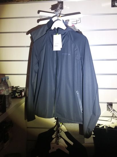 Deux bas de joggings taillé M
une veste taillé...
