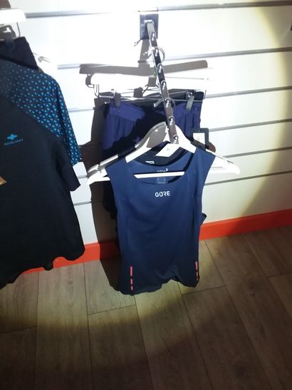Deux shorts tailles S
deux débardeurs tailles...