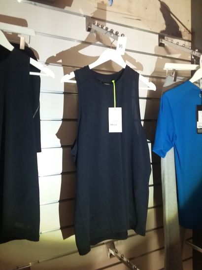 Deux débardeurs taille XL 
deux tshirts taillé...