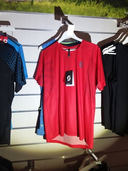 Deux tshirts taillé XL 
un débardeur taillé...