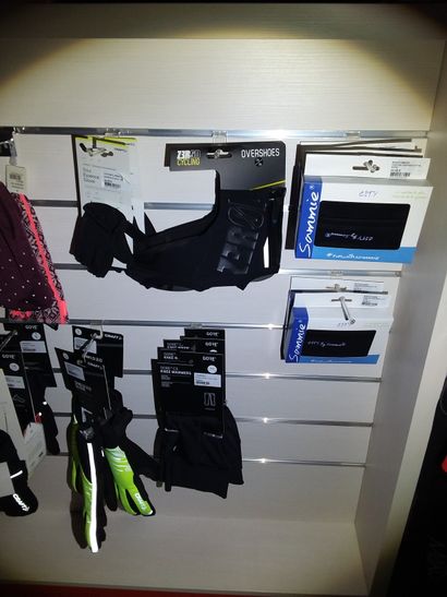 lot comprenant bonnets, gants, surchaussettes...