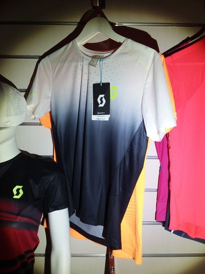 deux t-shirts de footing taillé L
un débardeur...