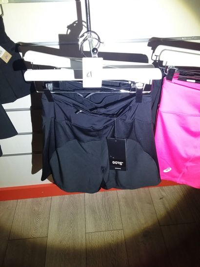 3 shorts taillé s
1 jupe short taille s