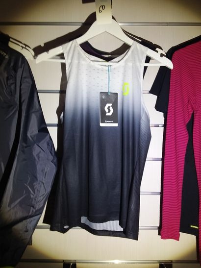 3 vestesde sport taille S
2 débardeurs taille...