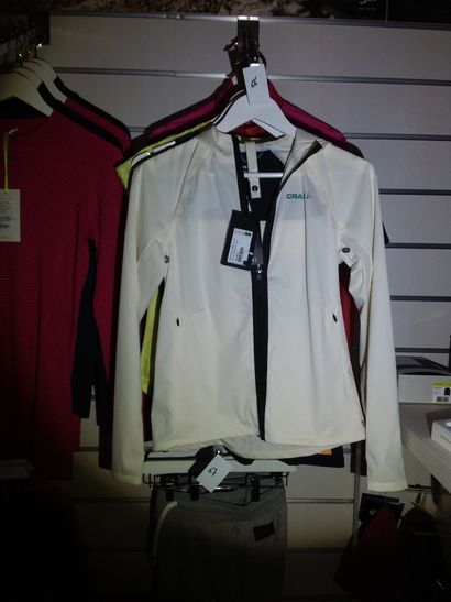 2 vestes de pluie taillé xs
1 tshirt taillé...