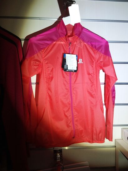 2 vestes de pluie taillé xs
1 tshirt taillé...