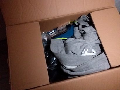lot de vêtements, chaussettes et divers