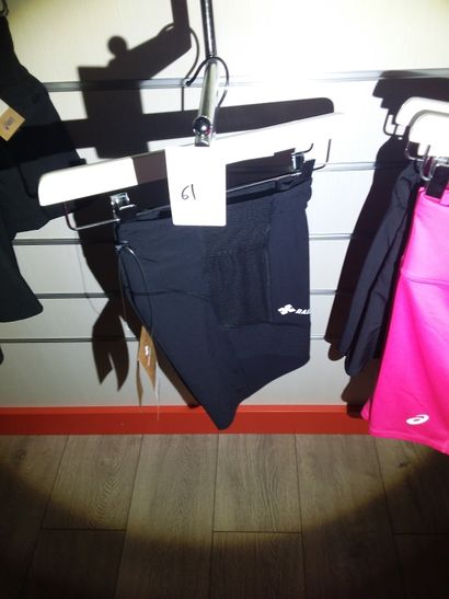 3 shorts taillé s
1 jupe short taille s