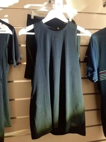 un short taille M
un débardeur taillé M