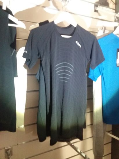 Deux débardeurs taille XL 
deux tshirts taillé...