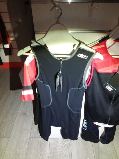 2 combis débardeur de vélo taillé M
1 combi...