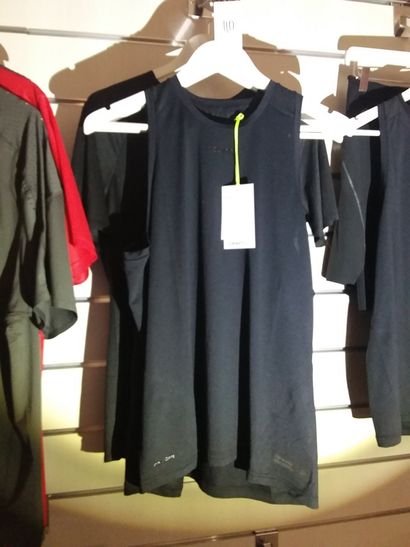 un tshirt taillé M
deux débardeurs taille...