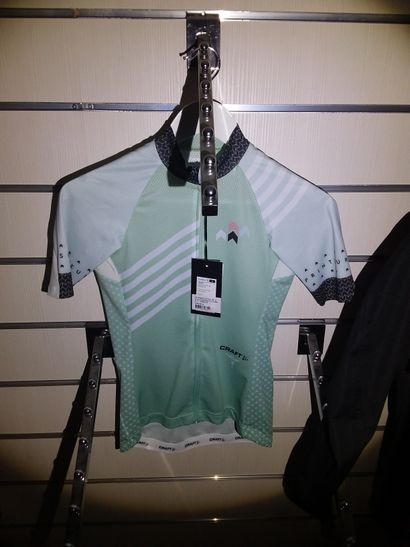 trois maillots de vélo femme 
M et 2S