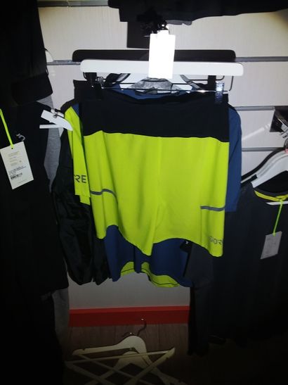 une veste de pluie taillé S
tshirt taillé...