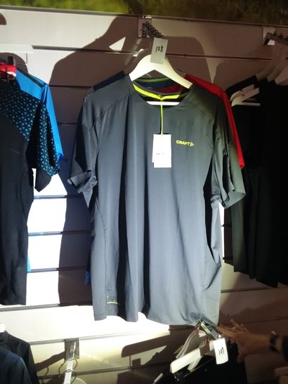Deux tshirts taillé XL 
un débardeur taillé...