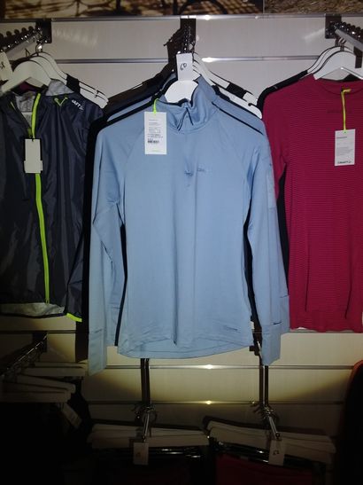 3 vestesde sport taille S
2 débardeurs taille...