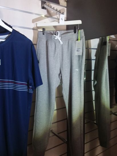 bas de joggings taillé S
un short taille...