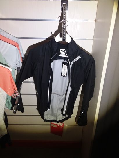 maillot de velo femme taille M
veste pluie...