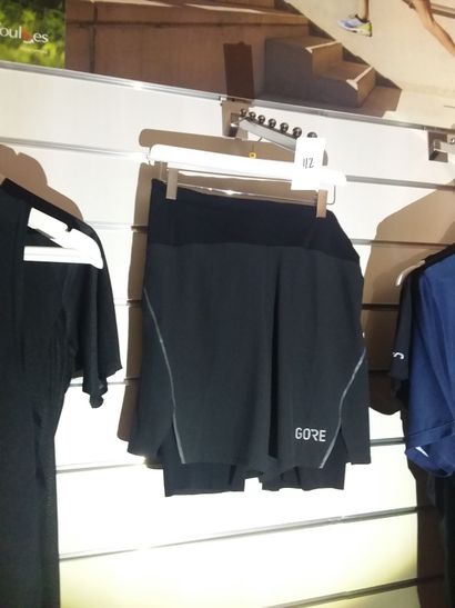 un short taille M
un débardeur taillé M