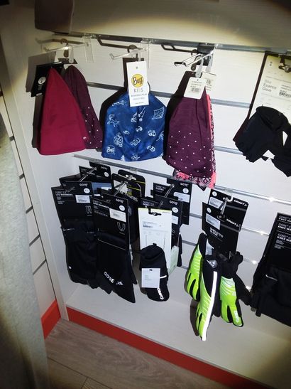 lot comprenant bonnets, gants, surchaussettes...