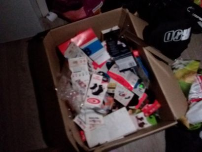 lot de vêtements, chaussettes et divers
