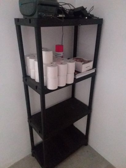 étagère métallique 
étagère en plastique...