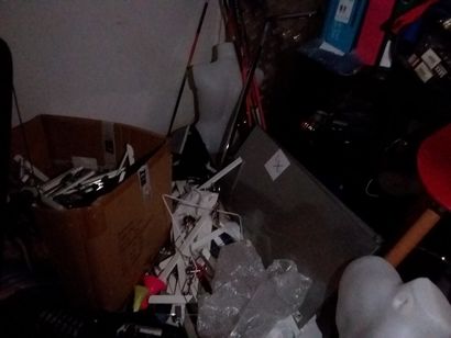lot de vêtements, chaussettes et divers