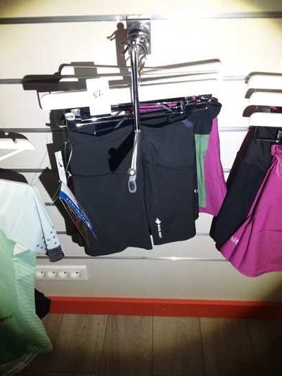 4 shorts taillé M
1 jupe short taille M