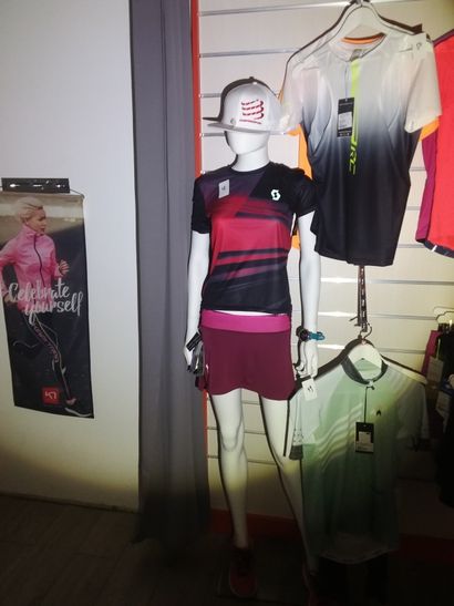 tshirt taillé xs 
short jupe taillé xs 
montre...