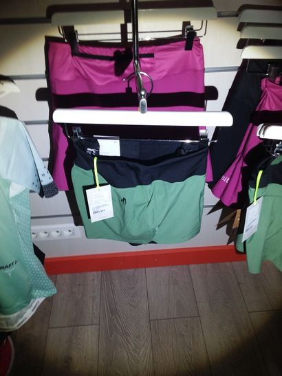 4 shorts taillé M
1 jupe short taille M