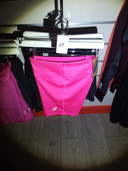 3 shorts taillé L
1 jupe short taille L