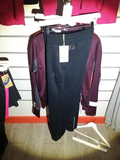 3 pantalons taille L
2 vestes taille L