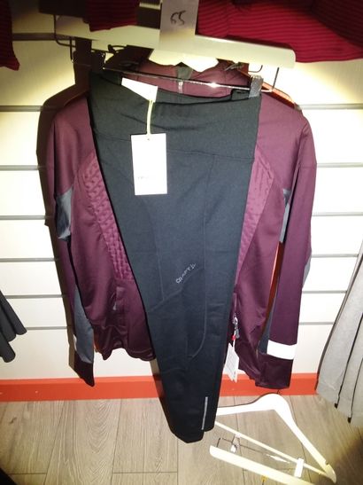 3 pantalons taille L
2 vestes taille L