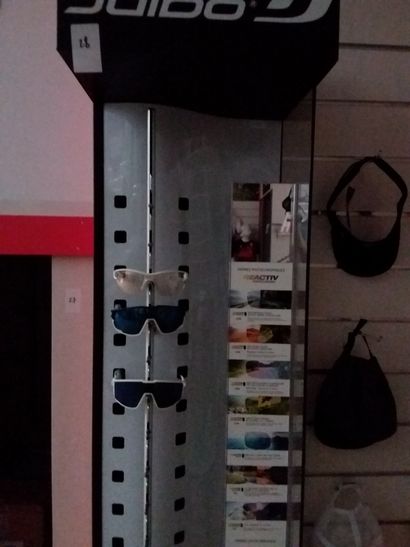 présentoir à lunettes 
trois paires de lunettes...