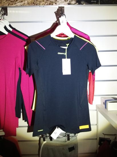 2 vestes de pluie taillé xs
1 tshirt taillé...