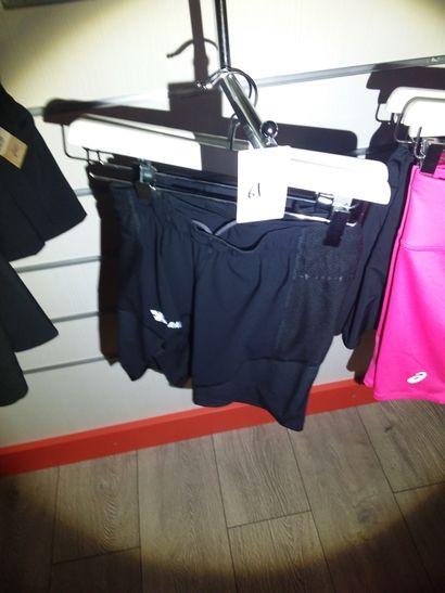3 shorts taillé s
1 jupe short taille s