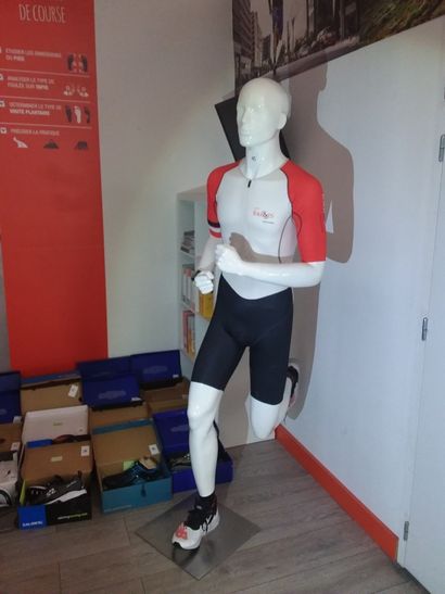 mannequin et sa tenue
montre Garmin 
chaussure...