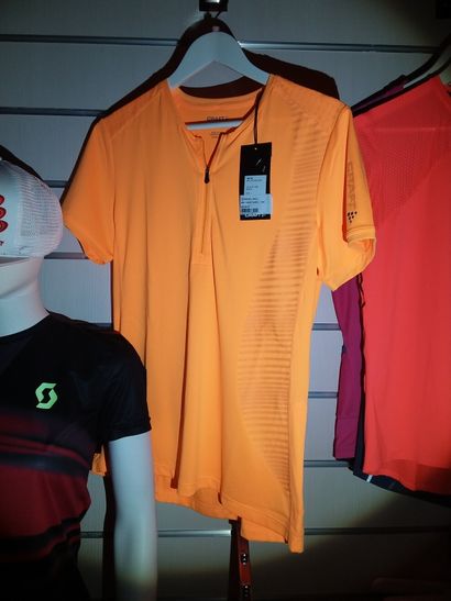deux t-shirts de footing taillé L
un débardeur...
