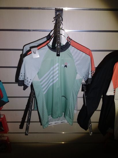 trois maillots de vélo femme 
M et 2S