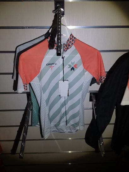 trois maillots de vélo femme 
M et 2S