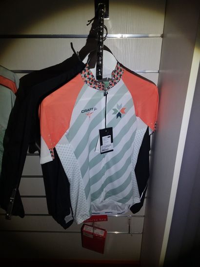 maillot de velo femme taille M
veste pluie...