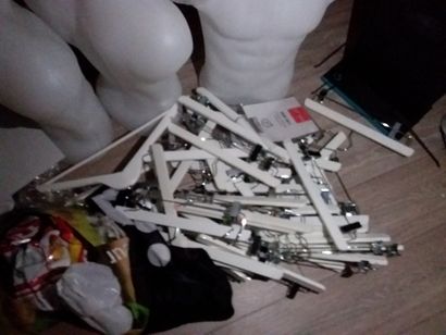 lot de vêtements, chaussettes et divers