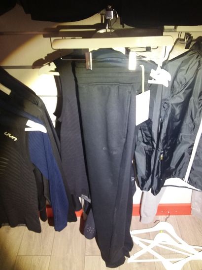 Deux débardeurs taille XL 
DEUX bas des joggings...