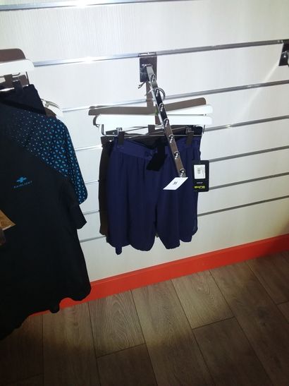 Deux shorts tailles S
deux débardeurs tailles...