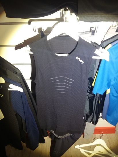 Deux débardeurs taille XL 
DEUX bas des joggings...
