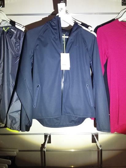 3 vestesde sport taille S
2 débardeurs taille...
