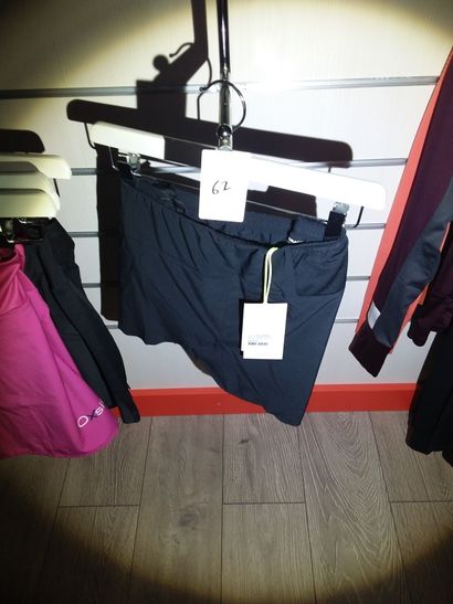3 shorts taillé L
1 jupe short taille L