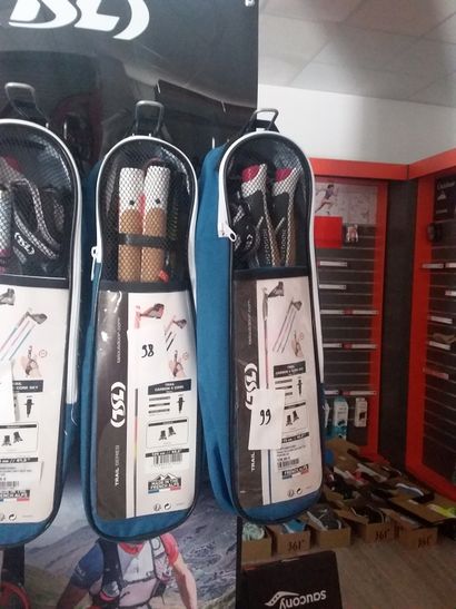 trois bâtons de marche pliants